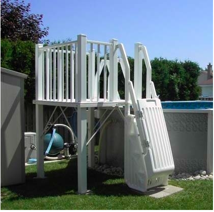 Ensemble de terrasse de piscine en résine Vinyl Works 5'x5' avec marches et clôtures