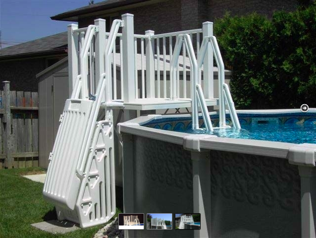 Ensemble de terrasse de piscine en résine Vinyl Works 5'x5' avec marches et clôtures